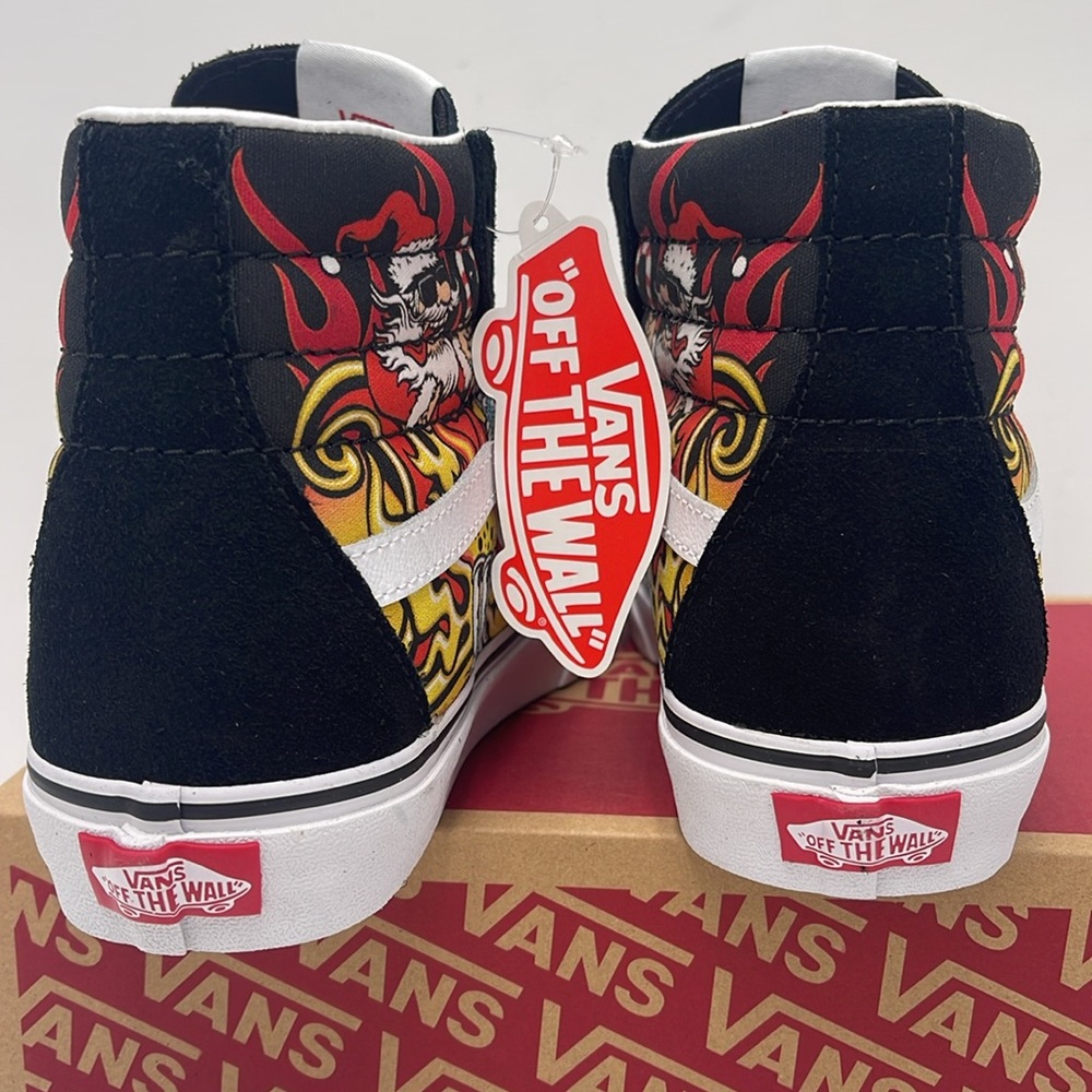Vans WMNS High-Top Sneakers - Black and Red Sk8-Hi
Santa Flame Black
VN0A4BVTBLK - Picture 13 of 16